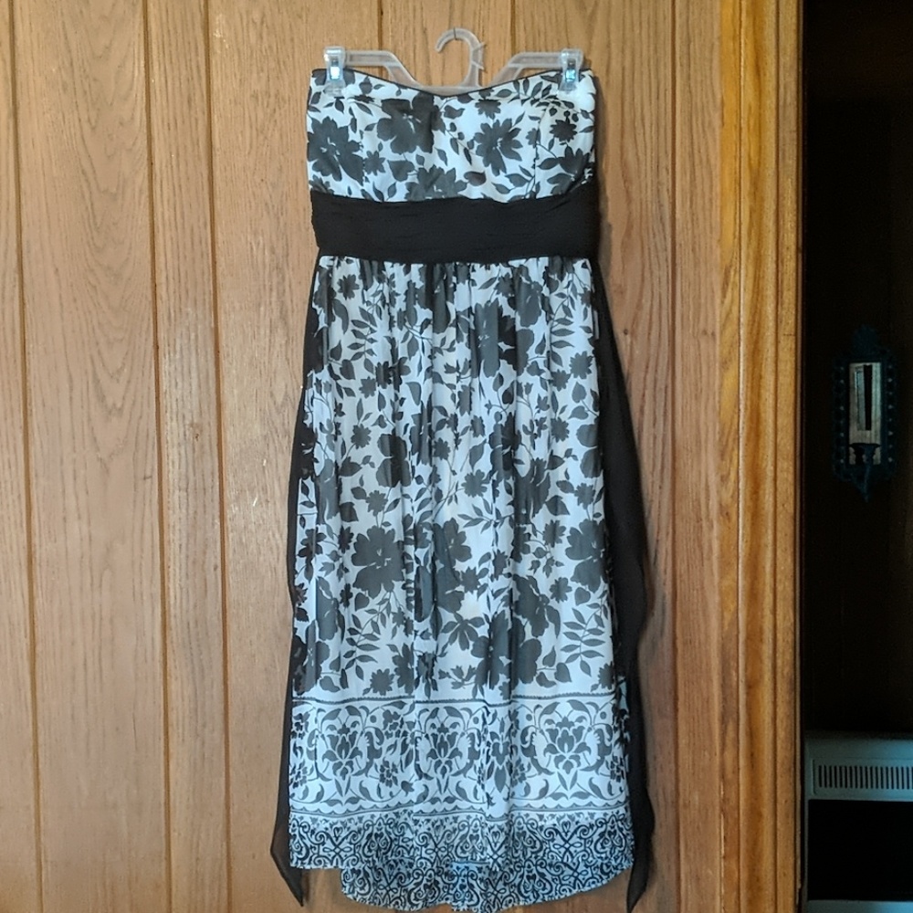 DARLING White House Black Market Strapless Dress